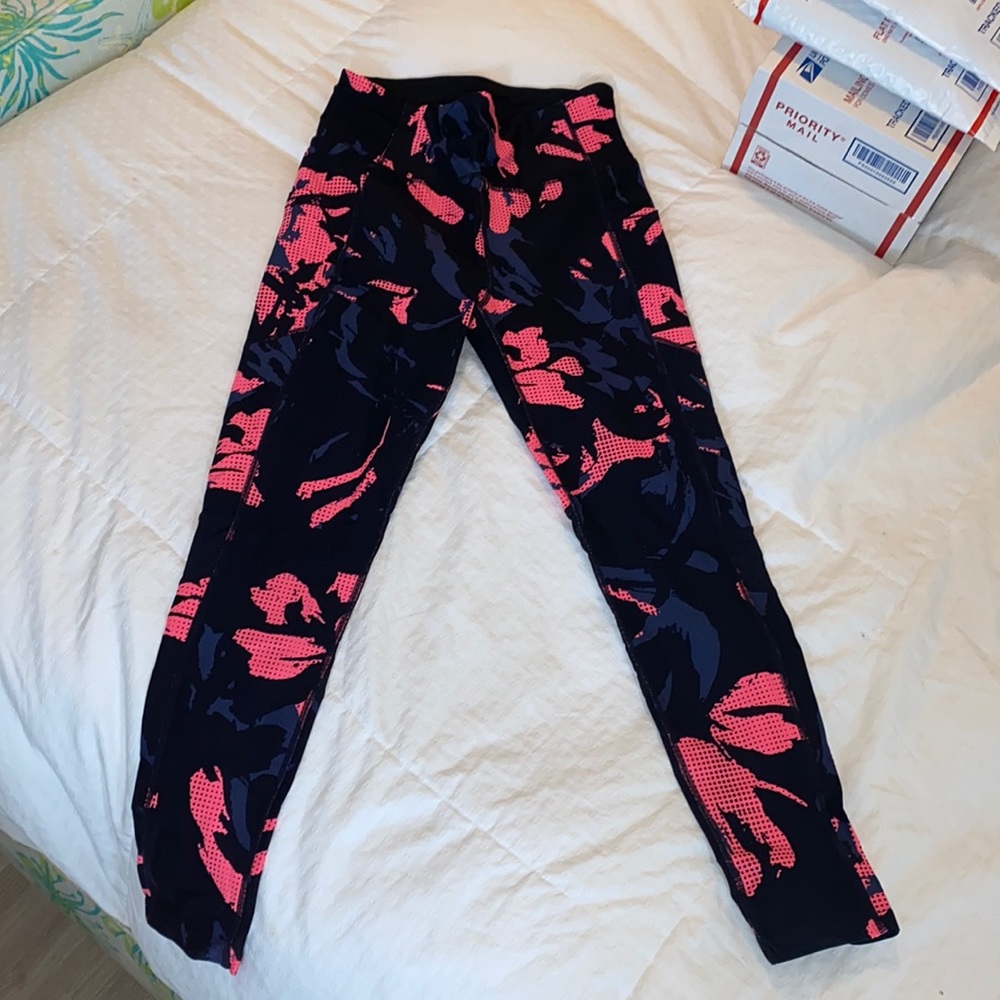 Calvin Klein performance wick Capri leggings. Size small.